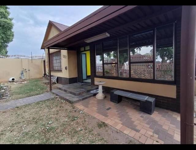 5 BEDROOM HOUSE FOR SALE IN BEZUIDENHOUT VALLEY